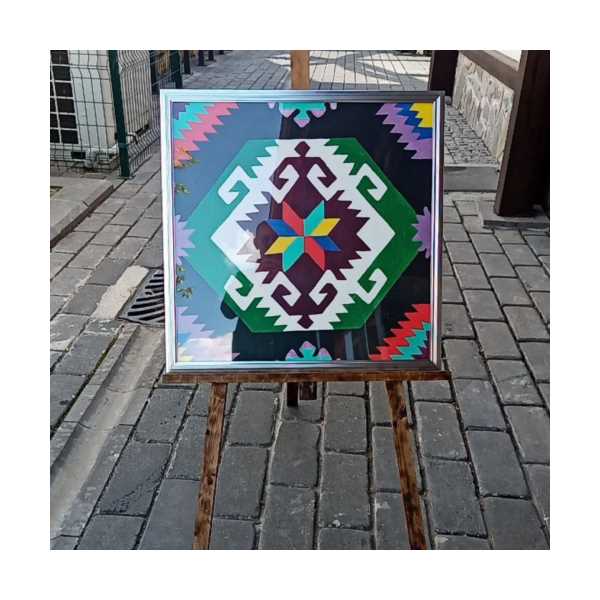 HALI DESENLİ EL YAPIMI DUVAR DEKORU – 56X56 CM