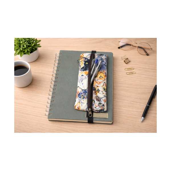 RENKLİ KEDİ DESENLİ KUMAŞ KALEMLİK – MİNİMAL LASTİKLİ TASARIM