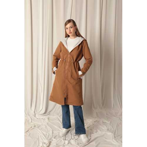 TORİNO KUMAŞ ÇİZGİLİ GARNİLİ KAPÜŞONLU KADIN CAMEL YAĞMURLUK